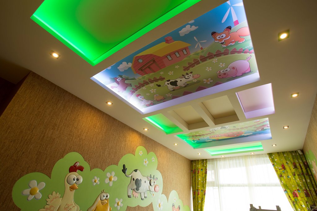 Объемные панно и рисунки на потолке с подсветкой