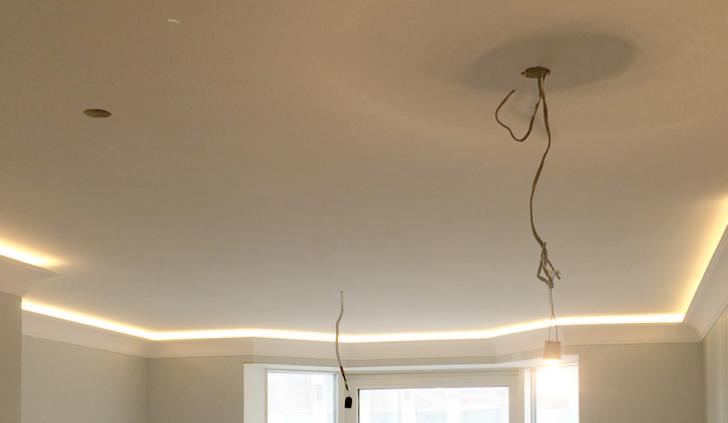 Места под установку встраиваемых светильников и светодиодная лента в подсветке потолка
