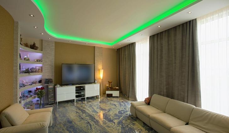 Потолок с подсветкой многоцветной светодиодной лентой в гостиной