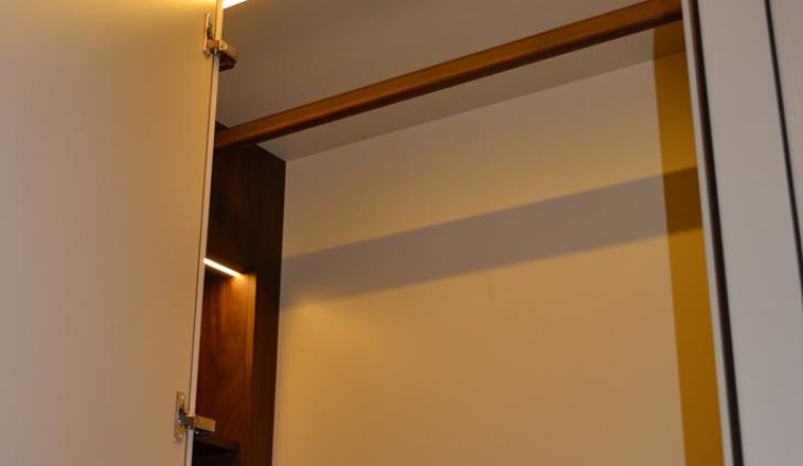Светодиодная подсветка шкафа, включающаяся при открывании дверцы