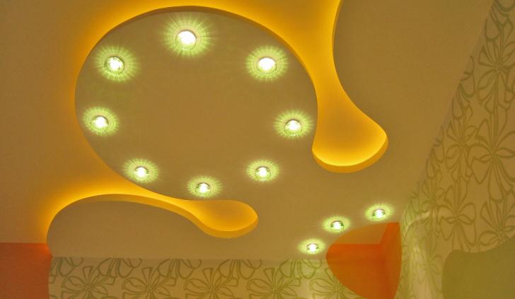 Декоративный элемент из гипсокартона с точечными светильниками и светодиодной подсветкой в детской