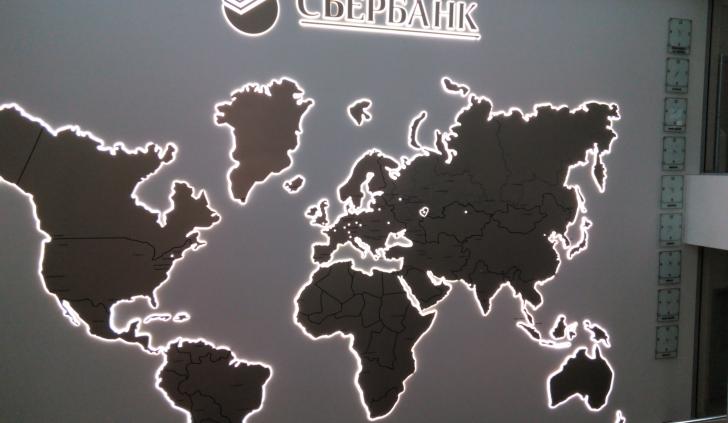Светодиодная подсветка логотипа и стенда - карты континентов при помощи светодиодной ленты Arlight
