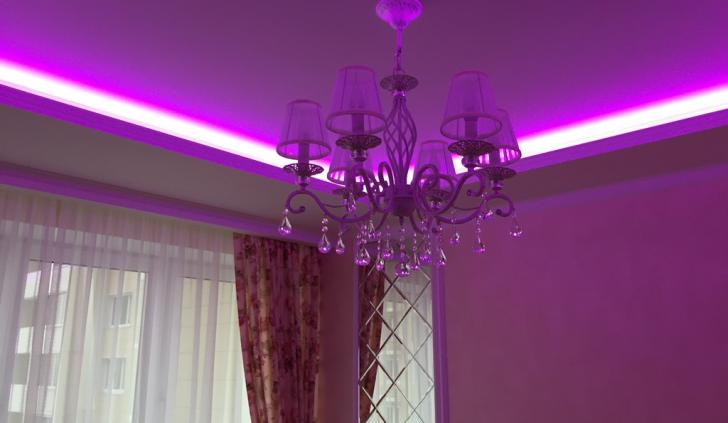 Многоцветная светодиодная подсветка в гостиной