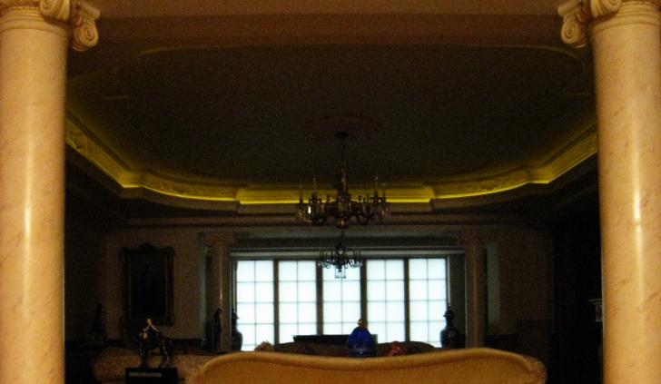 Светодиодная лента Arlight за карнизом для подсветки в гостиной