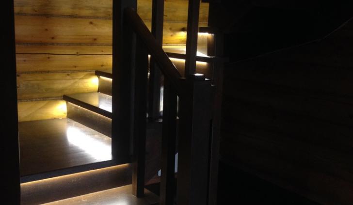 Лестница со светодиодным освещением