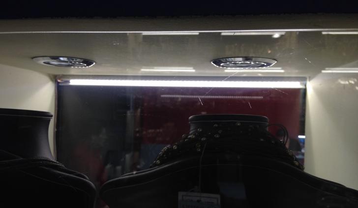 Алюминиевый профиль со светодиодной лентой Arlight в подсветке витрины