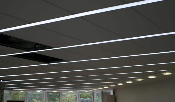 Линейные светодиодные светильники, встроенные в потолок Армстронг