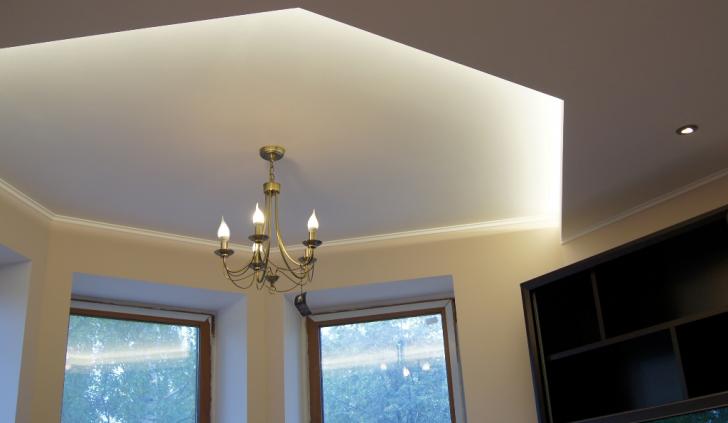 Освещение комнаты люстрой со светодиодными лампами Arlight и подсветкой навесного потолка светодиодной лентой Arlight