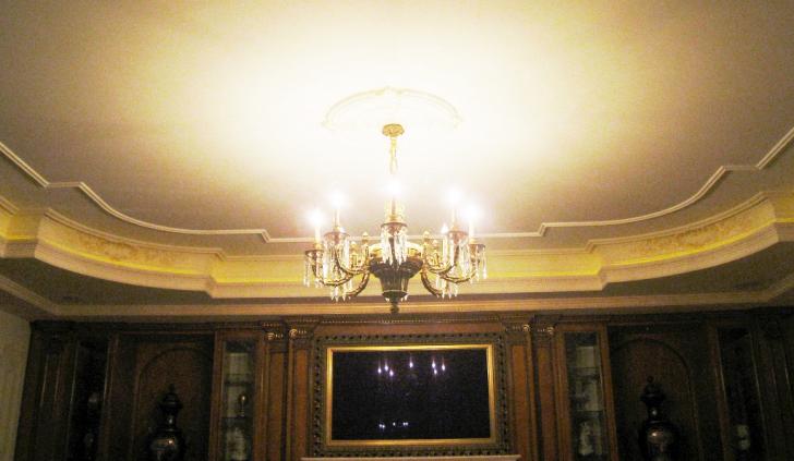 Сочетание светодиодной подсветки многоуровневого потолка и класической люстры в гостинной