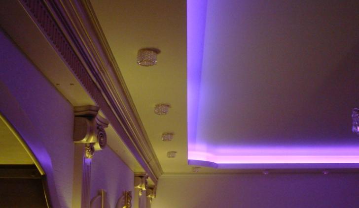 Светодиодная подсветка в зале, установленная за карнизом и в обрамлении колонн