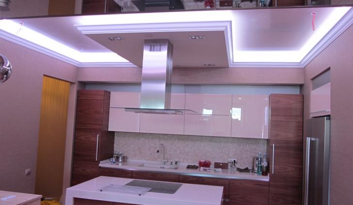 Закарнизная подсветка на кухне светодиодной лентой Arlight