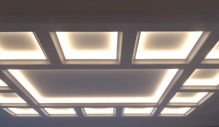 Светодиодная подсветка подвесного потолка, поделённого на квадратные секции