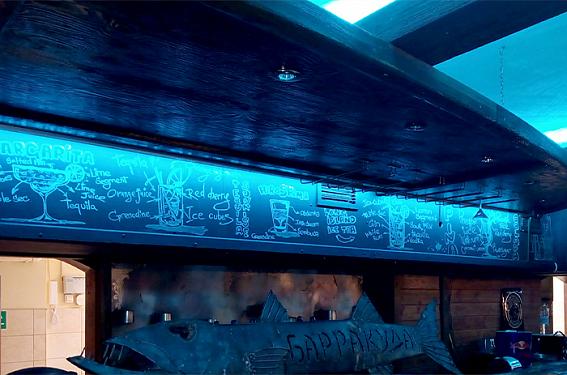 Декоративная подсветка потолка в баре