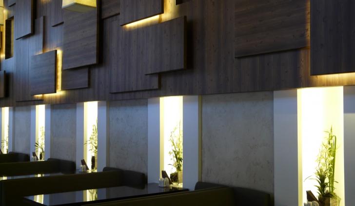 Светодиодная декоративная подсветка и светодиодное основное освещение в ресторане
