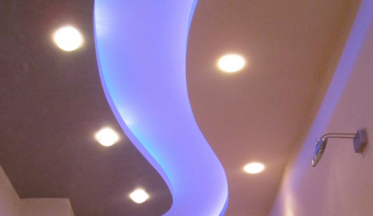 Закарнизная светодиодная подсветка RGB в коридоре