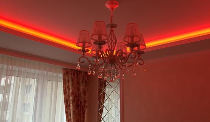 Многоцветная светодиодная подсветка гостиной
