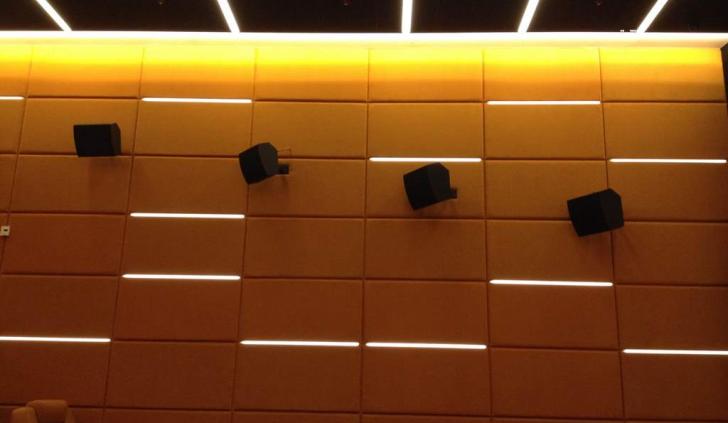 Светодиодные светильники, встроенные в стену зрительного зала кинотеатра 