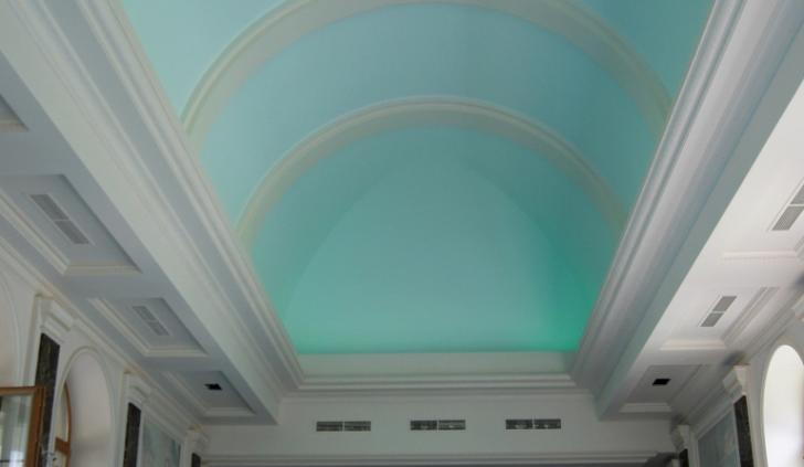 Подсветка потолка бассейна многоцветной светодиодной лентой Arlight