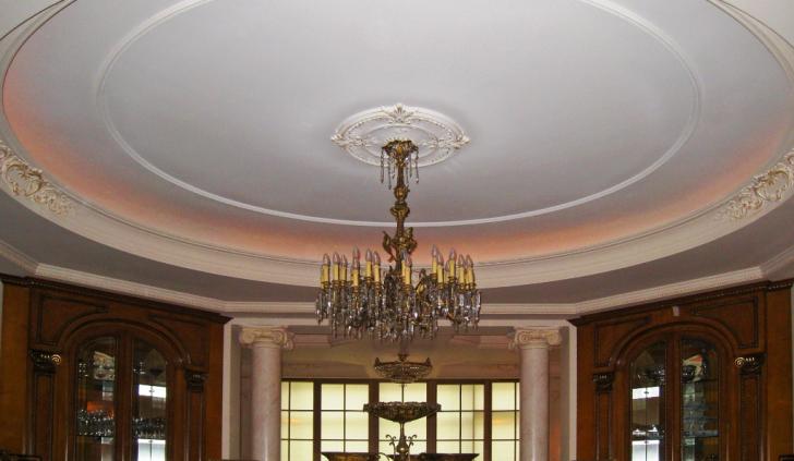 Светодиодная подсветка потолка установленная за карнизом в столовой