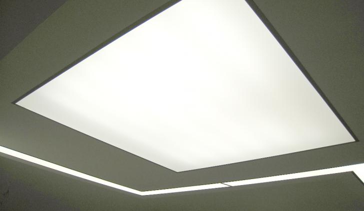 Встроенный в потолок светильник, изготовленный из светодиодной ленты Arlight и светорассеивающего пластика