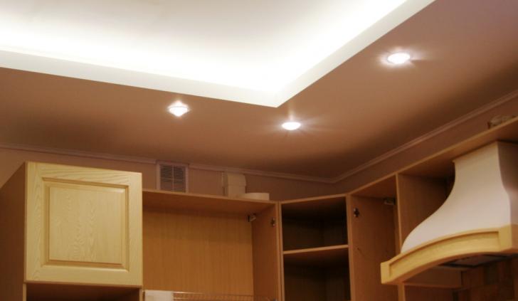 Закарнизная светодиодная подсветка на кухне
