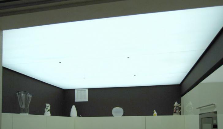 Светопропускающий потолок кухни на основе матового оргстекла и светодиодной ленты Arlight