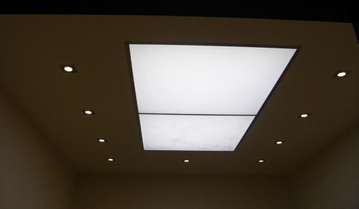 Освещение коридора светодиодными светильниками Arlight и светодиодной лентой Arlight, скрытой за светопропускающим пластиком