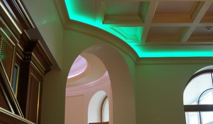 Многоуровневый потолок на кухне с подсветкой RGB светодиодной лентой Arlight
