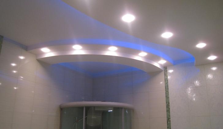 Светодиодная лента и точечные светильники для освещения в ванной