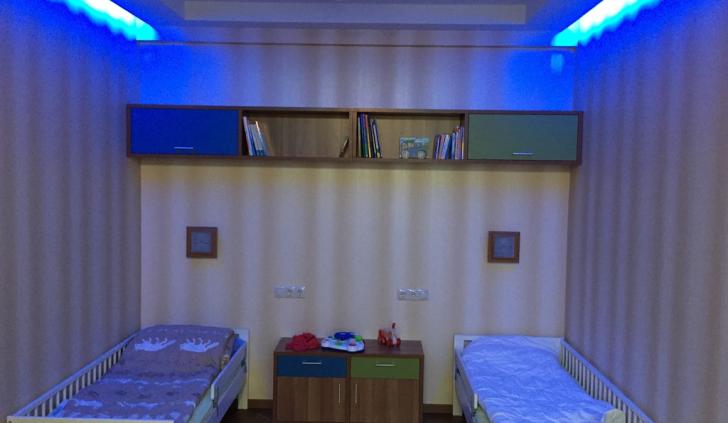 Выделение спальной зоны в детской комнате светодиодной подсветкой